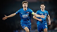 Fotbalisté Alkmaaru slaví trefu do spar�anské brány.