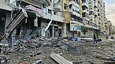 Mu� si prohlí�í místo, kde v noci prob�hly izraelské letecké údery na ji�ním...