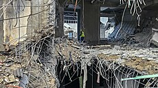 Mu� si prohlí�í místo, kde v noci prob�hly izraelské letecké údery na ji�ním...