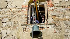 Z kostela sv. Vav�ince v Klení s�aly zvona�i dva tamní zvony, aby se opravili a...