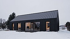 Díky �erné barv� fasády i st�echy si stavba vyslou�ila p�ezdívku �Batmaní d�m�.