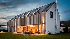 St�echa z falcovaného plechu od Lindabu plynule p�echází na �elní fasádu.