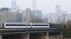 Vlak mí�ící do Severní Koreje odjí�dí z pekingského hlavního nádra�í. (12....