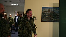 Ná�elník generálního �tábu Karel �ehka p�ichází na tiskovou konferenci se svým...
