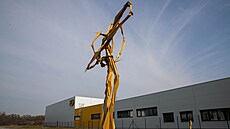 Na okraji Olomouce nov� stojí dvanáctimetrová socha Stv�ra místního um�lce Jana...