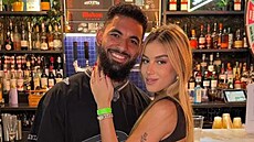 Brazilský zálo�ník Douglas Luiz nov� tvo�í pár s modelkou Dudou Gasparovou....
