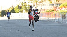 Cílová rovinka maratonu v Los Angeles 2026. Ameri�an Nathan Martin zde v �ase...