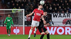 Stoper Alkmaaru Wouter Goes hlavi�kuje p�ed Matyá�em Vojtou ze Sparty.