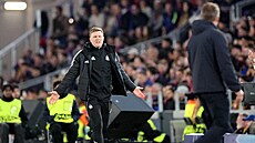 Kou� Newcastlu Eddie Howe b�hem utkání s Barcelonou.