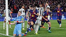 Barcelonský úto�ník Robert Lewandowski (s maskou) slaví gól do sít� Newcastlu.