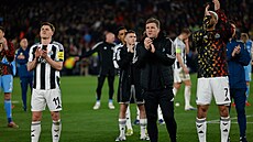 Hrá�i Newcastlu a trenér Eddie Howe po vy�azení s Barcelonou.