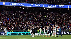 Hrá�i Newcastlu po vy�azení s Barcelonou d�kují fanou�k�m za podporu.