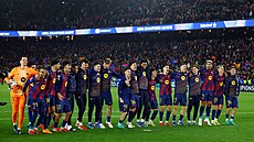 Fotbalisté Barcelony oslavují postup p�es Newcastle do �tvrtfinále Ligy mistr�.