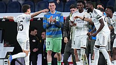 Zálo�ník Arda Güler b�í oslavit gól z vlastní poloviny s lavi�kou Realu Madrid.