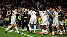 Zálo�ník Arda Güler b�í oslavit gól z vlastní poloviny s lavi�kou Realu Madrid.