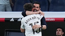 Zálo�ník Arda Güler slaví sv�j gól z vlastní poloviny s kou�em Realu Madrid...