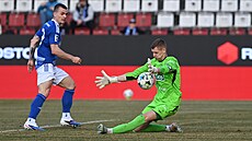 Olomoucký úto�ník Václav Sejk st�ílí gól proti Karviné.