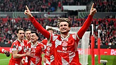 Obránce Mohu�e Stefan Posch slaví se spoluhrá�i gól do sít� Olomouce.
