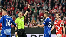Olomoucký zálo�ník Péter Baráth je v utkání s Mohu�í vylou�en po druhé �luté...