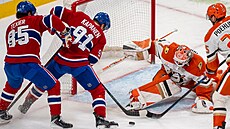 Luká� Dostál z Anaheim Ducks se sna�í zasáhnout v zápase s Montreal Canadiens...