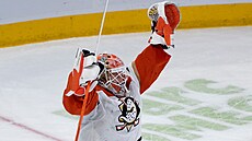 Luká� Dostál z Anaheim Ducks slaví výhru.