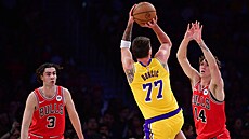 Luka Don�i� (77) z Los Angeles Lakers st�ílí na ko�  Chicago Bulls, brání ho...