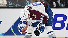 Martin Ne�as (88) z Colorado Avalanche dostal v zápase se Seattle Kraken...