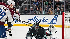 Martin Ne�as (88) z Colorado Avalanche skóruje v zápase se Seattle Kraken,...