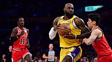 LeBron James (u mí�e) z Los Angeles Lakers a Juki Kawamura z Chicago Bulls v...