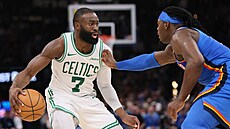 Jaylen Brown (7) z Boston Celtics úto�í v zápase s Oklahoma City Thunder, brání...