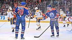 Leon Draisaitl (29) a Zach Hyman (18) slaví gól Edmonton Oilers proti Nashville...