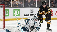 Pavel Zacha (18) z Boston Bruins p�ed br�nou San Jose Sharks. Zasahuje Alex...
