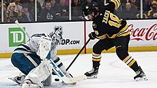 Pavel Zacha (18) z Boston Bruins p�ed br�nou San Jose Sharks. Zasahuje Alex...