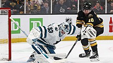 Pavel Zacha (18) z Boston Bruins p�ed br�nou San Jose Sharks. Zasahuje Alex...