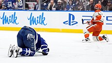 Auston Matthews z Toronto Maple Leafs kle�í na led� v zápase s Anaheim Ducks, v...