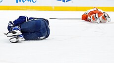 Auston Matthews z Toronto Maple Leafs le�í na led� v zápase s Anaheim Ducks, v...