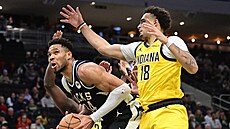 Janis Adetokuno z Milwaukee Bucks u mí�e v zápase s Indiana Pacers, brání ho...