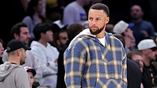 Stephen Curry z Golden State Warriors sleduje zdravé spoluhrá�e.