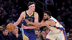 Quinten Post (21) z Golden State Warriors u mí�e v zápase s New York Knicks,...