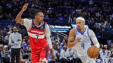 Jalen Suggs (4) z Orlando Magic úto�í v zápase s Washington Wizards, hledí si...
