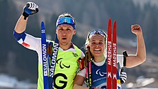 Carina Edlingerová a její trasér Alexandr Patava oslavují paralympijské zlato.