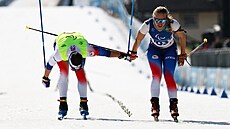 Carina Edlingerová a její trasér Alexandr Patava oslavují paralympijské zlato.