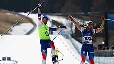 Carina Edlingerová a její trasér Alexandr Patava oslavují paralympijské zlato.