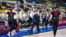 Nymbur�tí basketbalisté slaví výhru na palubovce Gran Canarie.