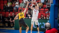 Thomas Stanko z Nymburka st�ílí na písecký ko�, brání ho Dalibor Fait.
