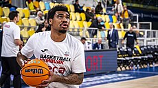 Tony Perkins z Nymburka se chystá na zápas v hale Gran Canarie.