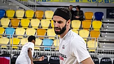 Vojt�ch Hruban z Nymburka se chystá na zápas v hale Gran Canarie.