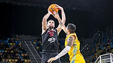 J. T. Shumate z Nymburka st�ílí na ko� Gran Canarie.