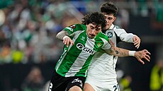 Hector Bellerin (vlevo) z Betisu Sevilla a Vicente Taborda z Panathinaikosu