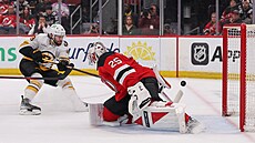 Pavel Zacha (Boston) posílá puk za záda gólmana Jacoba Markströma (New Jersey).